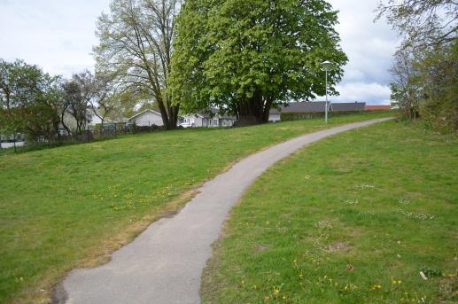 Platser för både lek och lugn och ro En pedagog berättar att hon upplever att barnen leker friar utomhus. De kan springa och vara högljudda vilket dom inte får lov att vara inomhus.