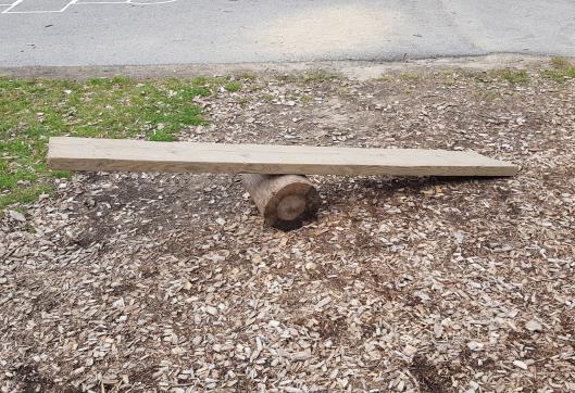 Det skulle kunna göras med mer lösa material som barnen kan flytta runt och skapa egna miljöer av. En styrka med gården är att det finns möjlighet att dela upp gården i två delar.