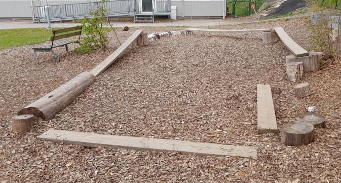 Den lilla gården består till största del av hårdgjorda markmaterial och det finns lite vegetation på den här delen av gården.