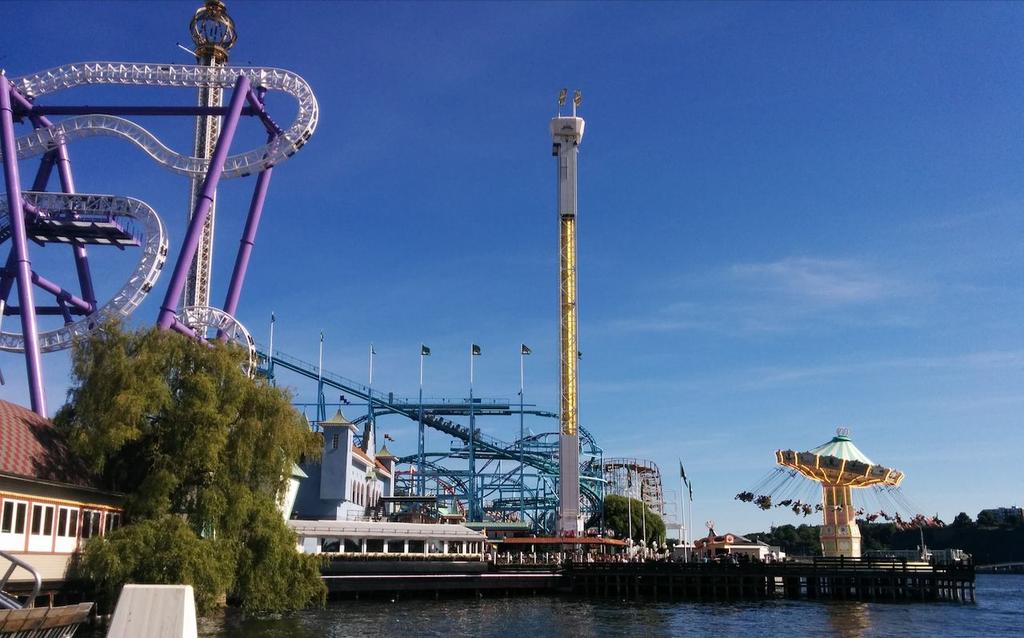 Med Gröna Lund som klassrum Tänk dig att du är på Gröna Lund. Du känner doften av våfflor och spunnet socker och hör glada ljud från attraktionerna.