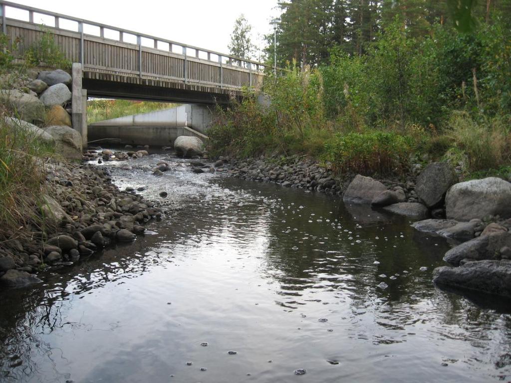 . Inledning har fått i uppdrag av Emåns vattenvårdsförbund att undersöka kiselalger på fem vattendragslokaler i Emåns vattensystem år 2009. Samtliga fem lokaler är biflöden till Emåns huvudfåra.