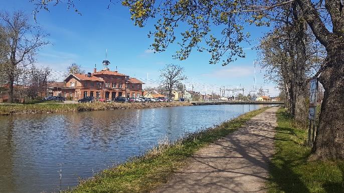 KORSNINGAR ( se karta föregående sida ) 20 Göta kanal En central del av både Väst öst stråket och Kanalstråket är passagen över Göta kanal.