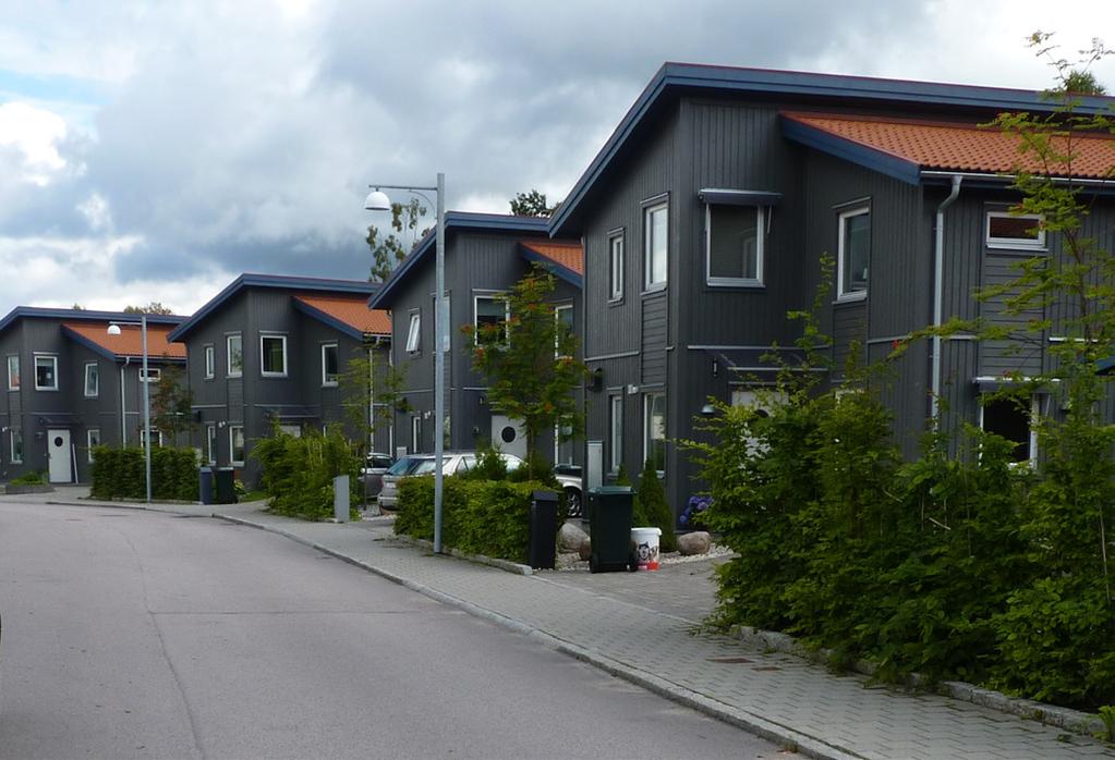 Den trädomgärdade ängen erbjuder fina lekmiljöer och utgör en länk mellan förskolan och Bökhults badplats.