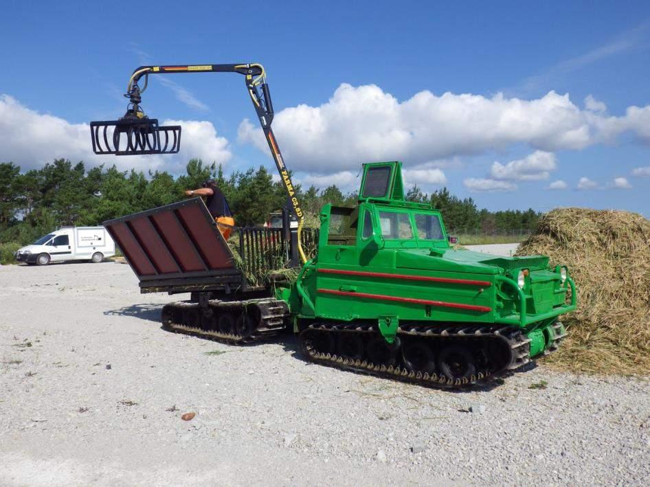 Figur 7. Uppsamlingen av den klippta vassen och närtransporten från strandängen sker med en modifierad bandvagn.