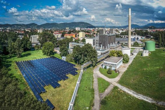 Teamet från Absolicon behövde bara tre dagar för att installera Absolicons solföljande solfångare i Graz.