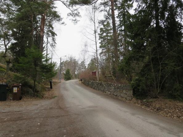 Bild 8 Storsvängen brant backe och backkrön 0/460 0/560 Åtgärder Väg Vägen breddas till 4,5 meter och beläggs med asfalt hela sträckan. Vid flera korsningar föreslås åtgärder.