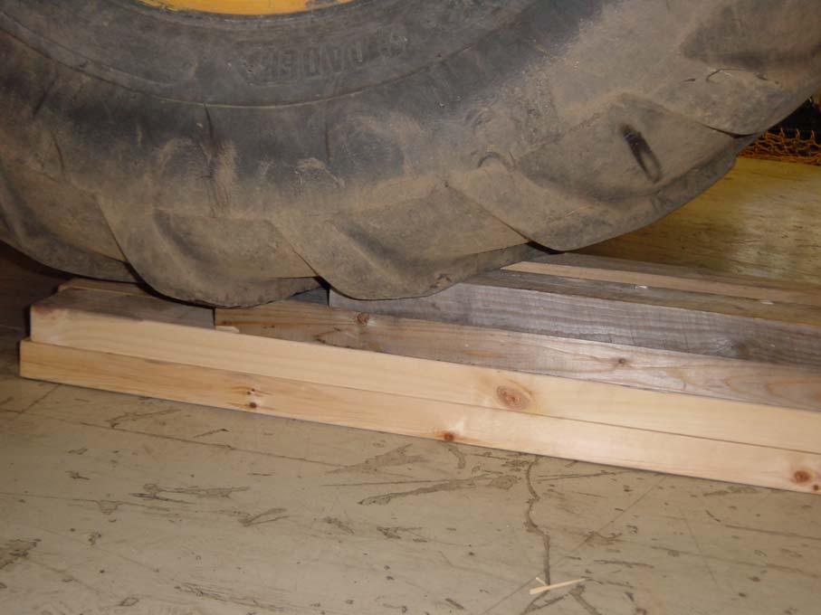 Stab. sats VOLVO L50C-D-E Stab. cyl. VOLVO L50C-D-E 50659 005-0-0 Sida / Page: (9 ) Börja med att höja upp lastmaskinens bakaxel på vänster sida.