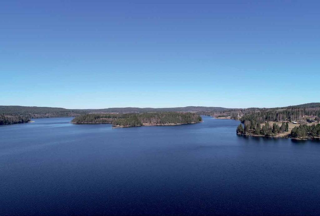 Med stolthet visar Karlanda-Persson upp sin Tyri-Hans, den häst som han någon månad senare vann sin sista seger med i Karlstad Å ÖRUNNAT ATT ÄRAS MED ETT MEMORIAL Det är min själ inte många som får