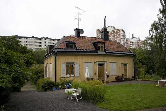 DET NORRA BOSTADSHUSET. FOTO: J. MALMBERG. förskolan Hamngården idag ligger. Först under slutet av 1800-talet blev Gröndal bebyggt i större omfattning.