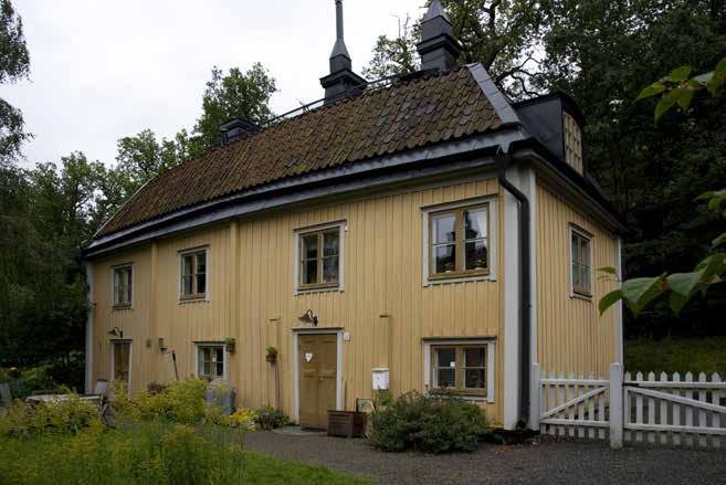 DET SÖDRA BOSTADSHUSET. FOTO: J. MALMBERG. till slottskassören, assessor Georg Stiernhoff, som bodde på gården under hela 1770-talet.