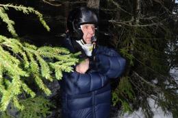för vård. Där man kunde konstatera att han bara fått lindriga skador, blåmärken och lite värk efter en sådan flygtur. Rena turen i oturen kan man säga.