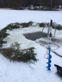 Kårens äldsta scouter, äventyrarna och utmanarna sov i militärtält, och de yngre sov inne i sängar och på golv.