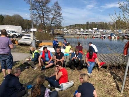 En liten skara scouter, i blandad ålder, från kåren tände valborgselden vid ängsholmsbadet.