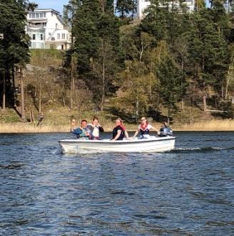 Årets stora händelse för många, sommarlägret förlades till Brännö i Göteborgs skärgård första veckan i augusti. Lägret arrangerades i samarbete med Göteborgs sjöscoutkår och en kår från Berlin.