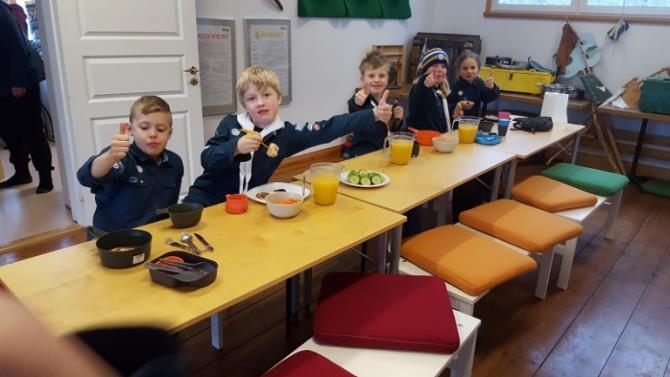 Hajarna HT 18: Scouterna tog knivbevis och vi hade en härlig hösthajk i oktober.