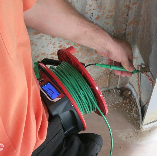 4st 1,5 V LR6 Färg: Svar kabel, röd trumma EN 61010 1:2010, Kat III 600V Prestanda: EN 61557 1, EN 61557