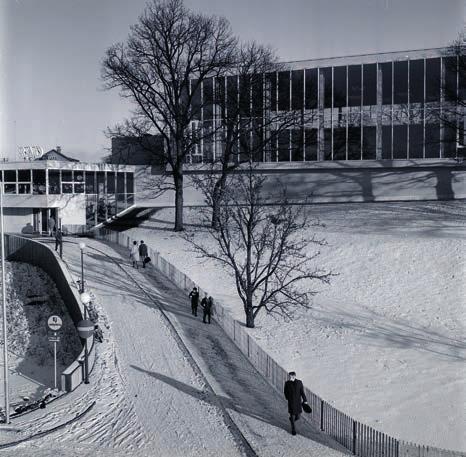 1953 utlystes en tävling om ett nytt badhus i Västerås som skulle placeras på Kristiansborgs gård. 1961 invigdes sedan badet som är ritat av Rosenberg och Stål och den utvändiga parken av W Bauer.