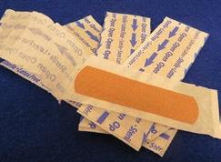 Du får bättre tryck om du placerar till exempel ett ihoprullat bandage rakt över såret. 3. Om såret är djupt och fortsätter blöda ska du se till att personen kommer till ett sjukhus.