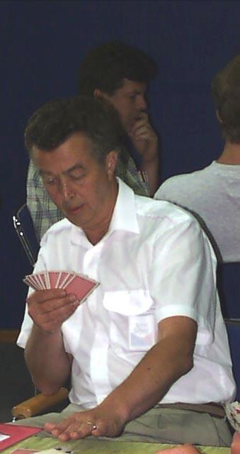 Sven-Åke Daniel Mårten Bengt Bjerregård Sivelind Gustawsson Johnnerfeldt pass 1 1 2NT 3 pass pass pass Mårten spelade ut klöver tio som var en bra start för försvaret.