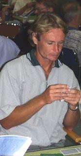 Nu går det ännu sämre, och jag får ett bestämt men vänligt Adjö. Då går det bättre när jag sitter bakom Trapp Elmroth. Det måste numera betala 100 kronor ronden för att ha mig som bakblåsare.