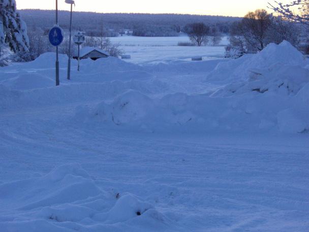 13. Saknas belysning, långt mellan stolparna Ny belysningsstolpe kommer att sättas upp under sommaren 2011. 14. Behov av annan dragning av GC-väg, länk saknas.