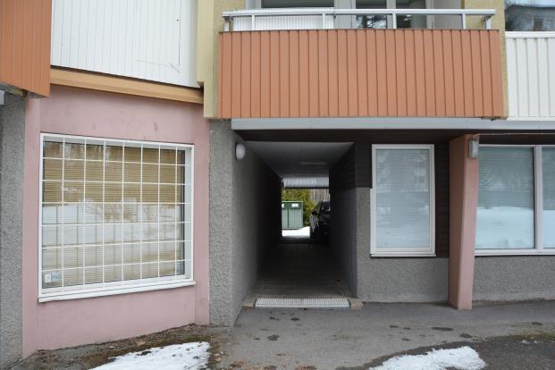 Lamellhusen i rosa puts har röda balkonger, vita plåtpartier vid fönstren och grå