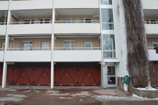 vetter mot innergården. Vlm-kmvvb-1083. T.v. På varannan våning finns loftgångar och varannan finns balkonger.