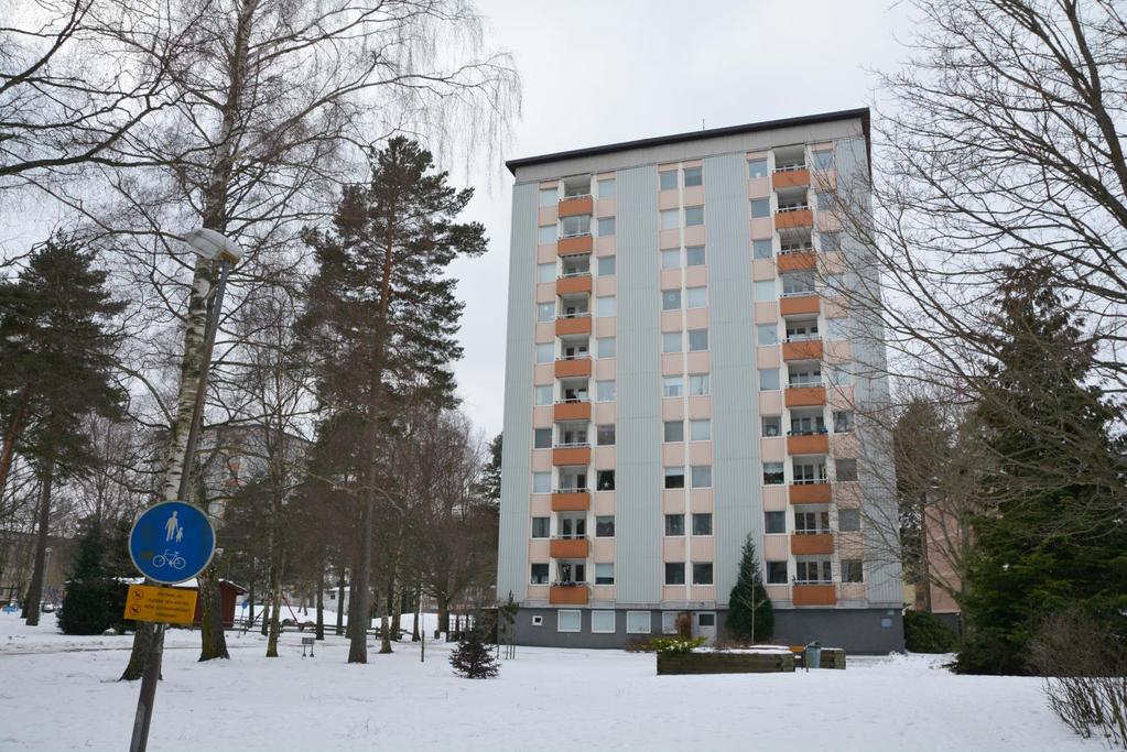 Punkthus Kolarhagens fyra tiovåningars punkthus har ett indraget läge på gården och ramas in av de övriga byggnadstyperna.