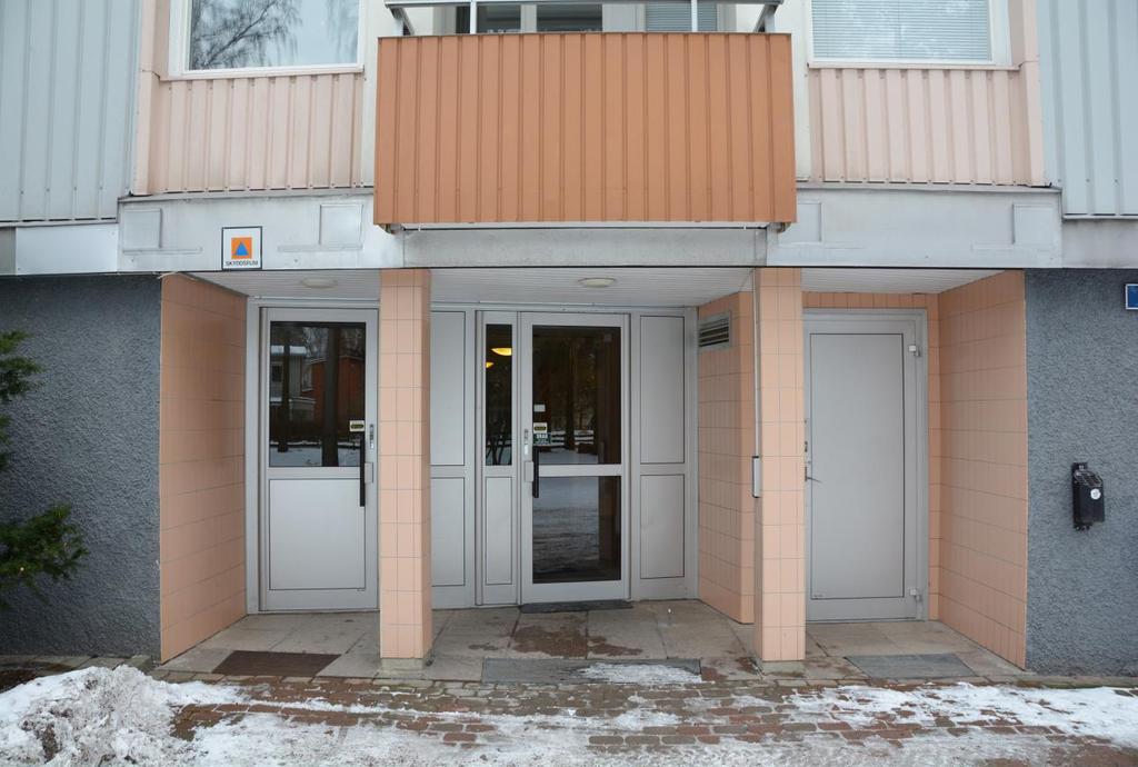 T.h. Entréerna var vid uppförandetiden i olika
