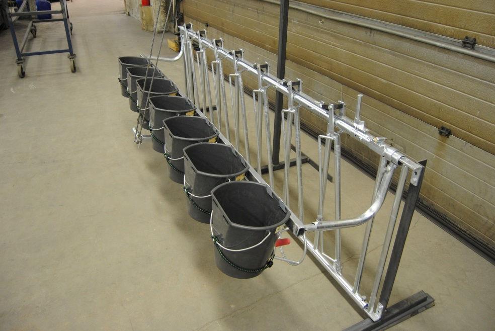 stolpar min 2270 mm Max 2670 mm Kalvfront med 7 bås Fritt mått mellan stolpar min 2600 mm Max 3000 mm Kalvfront