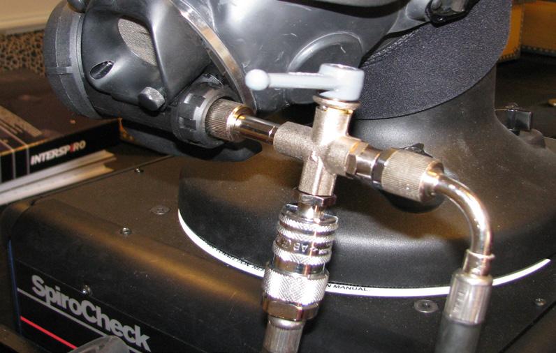 FÖRBEREDELSER FÖR TEST 5.1.1 FÖRBEREDELSER FÖR TEST AV SPIROMATIC/ DIVATOR HELMASK OCH REGULATOR. 1. Anslut helmasken till testens huvud, vänta med att ansluta andningsventilen.