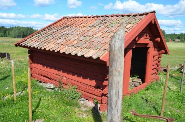 Hela byggnaden målades med röd slamfärg. Foto: Vlm_kmvFE-3253 Vindskivor och täckbrädor målades röda.