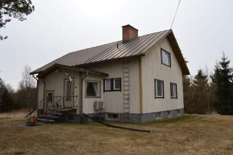 Tomten är stor och smal med öppet landskap. Gårdstunet består av huvudbyggnaden och ett uthus. På gården växer det några fina barrträd.