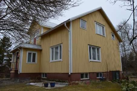 Det består av huvudbyggnaden och en mindre bostad. Närmiljön utgörs av gammalt odlingsområde och det finns andra gamla bostäder och ekonomibyggnader omkring som påminner om svunna tider.