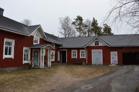 BESKRIVNING AV BYGGNAD Nuvarande användning Bostad Tidigare användning Magasin Byggår 1928 Antal våningar 1 1/2 Sockel Sten Stommaterial Stock Takets form och -material Sadeltak, plåt