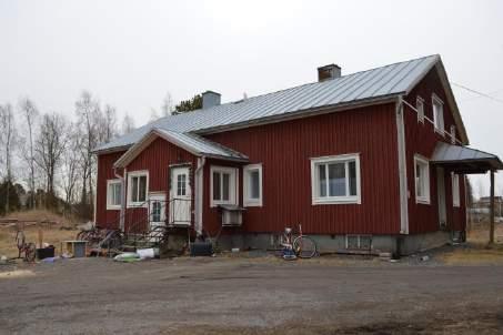 BESKRIVNING AV BYGGNAD Nuvarande användning Bostad Tidigare användning Bostad Byggår 1948 Antal våningar 1 3/4 Sockel Källare Stommaterial Stock Takets form och -material Plåt sadeltak