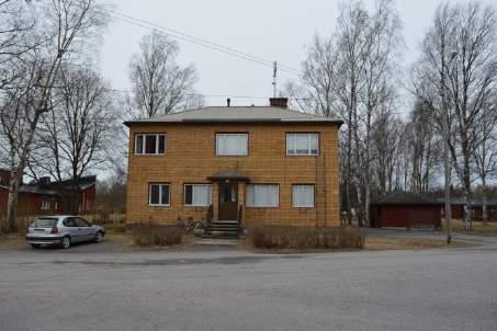 OCH NÄRMILJÖN Byggnaden är belägen på en synlig plats invid Kyrkobyvägen och Norrbyvägen nära kyrkan.