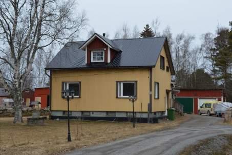 Det består av huvudbyggnaden och ett uthus. Bredvid byggnaden finns det en låg stenmur och en gammal brunn.