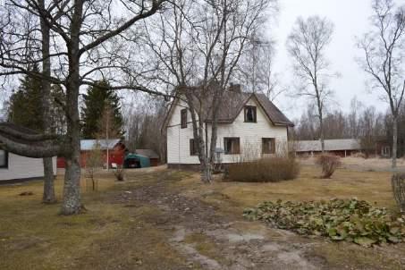 plats invid Vikingvägen nära Kyrkobyvägen. I näromgivningen finns det inte mycket historisk miljö kvar.