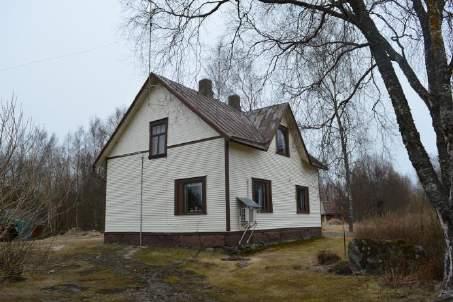 -material Plåt sadeltak Fasadmaterial och färg Nedre del: Naturvit liggande fjällpanel, övre del: liggande halvspont panel Byggnadens skick - Övrigt Bruna
