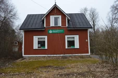 Strandvägen. Gårdstunet består av huvudbyggnaden och en ekonomibyggnad, en andra bostad är byggd fast i ekonomibyggnaden. Omkring finns det inte mycket historiskt miljö kvar.