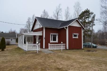 en synlig plats invid Norrbygränd och Norrbyvägen. Det består av huvudbyggnaden och ett uthus.