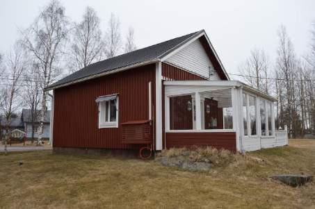 Fasadmaterial och färg Nedre delen: röd stående halvspont panel, övre delen: vit liggande halvspont panel Byggnadens skick Nöjaktig Övrigt Vita knutar Byggnaden har