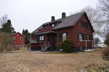 Det består av huvudbyggnaden och en ekonomibyggnad.