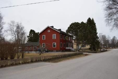 Gårdstunet är beläget på en synlig plats invid Kyrkobyvägen. Det består av huvudbyggnaden och en ekonomibyggnad.