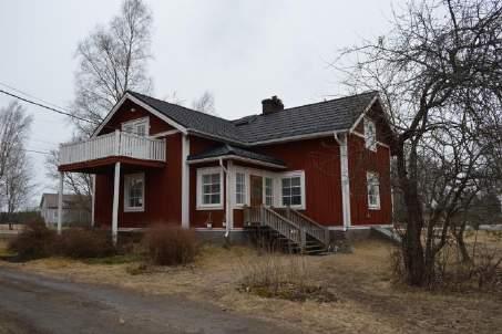Gårdstunet består av huvudbyggnaden, ekonomibyggnad och en bod. Kring gårdsgruppen finns det även andra gamla byggnader samt även en liten del öppet landskap.