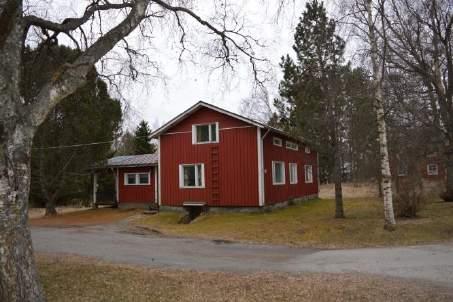 OCH NÄRMILJÖN Gårdstunet ligger på en synlig plats vid Kyrkobyvägen.