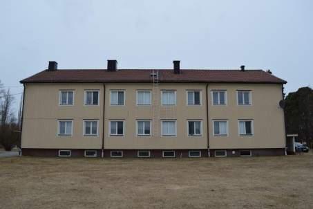 Området består av den gamla skolan, en gammal ekonomibyggnad och den nuvarande Korsnäs skola som tillbyggdes 1993.