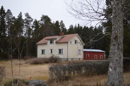 BESKRIVNING AV BYGGNAD Nuvarande användning Bostad Tidigare användning Bostad Byggår 1956 Antal våningar 1 3/4 Sockel källare Stommaterial