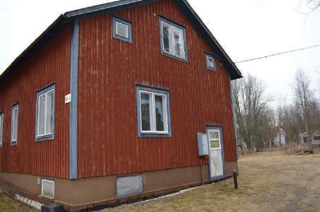 Det består av huvudbyggnaden och ett gammalt uthus.